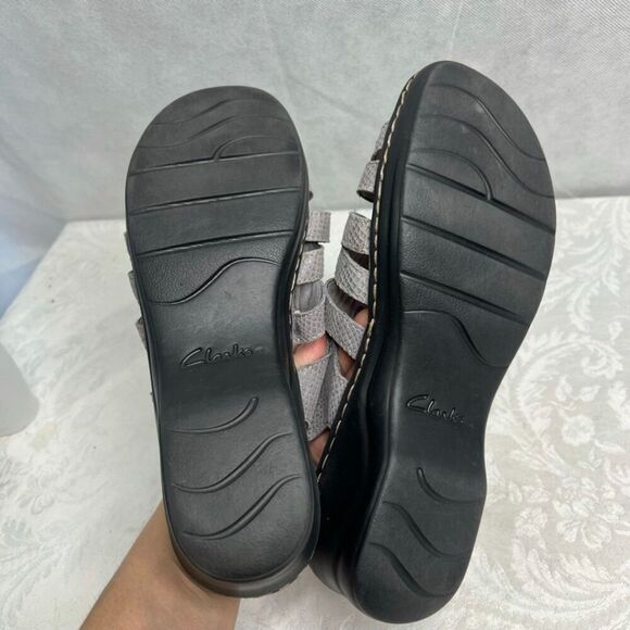 Clarks Collection Gray Slingback Cutout Faux Snakeskin Wedge Heel Size 9.5 - Picture 7 of 8